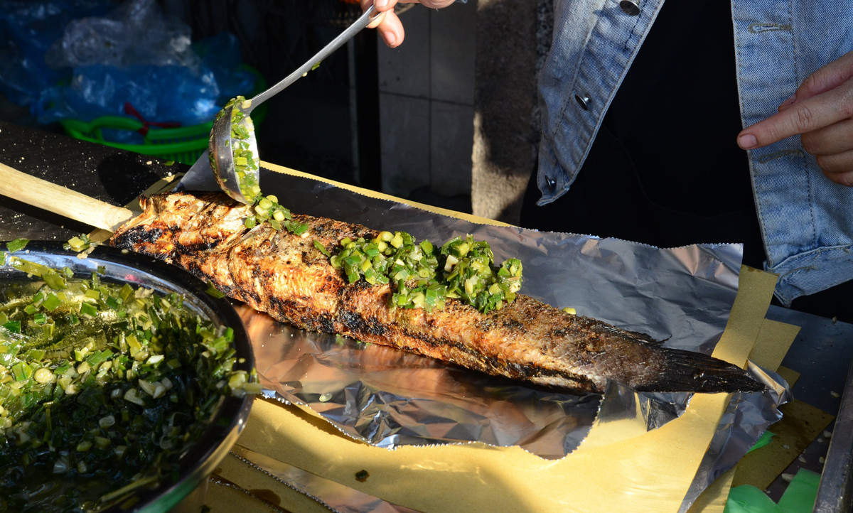Thanh nien “ba dao” mua ca loc nuong via than tai tang ban gai ngay Valentine-Hinh-9