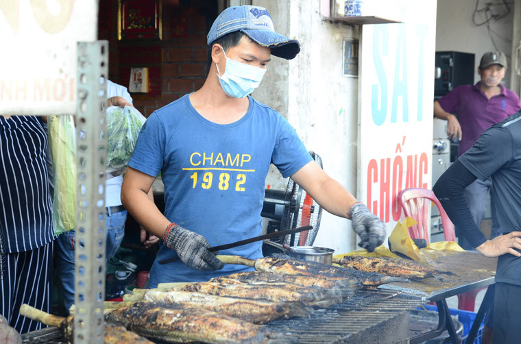 Thanh nien “ba dao” mua ca loc nuong via than tai tang ban gai ngay Valentine-Hinh-2