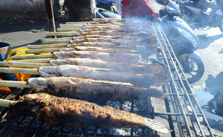 Thanh nien “ba dao” mua ca loc nuong via than tai tang ban gai ngay Valentine-Hinh-5