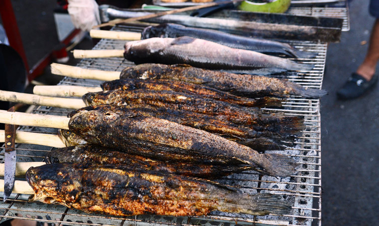 Thanh nien “ba dao” mua ca loc nuong via than tai tang ban gai ngay Valentine-Hinh-6