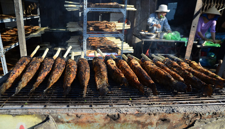 Thanh nien “ba dao” mua ca loc nuong via than tai tang ban gai ngay Valentine-Hinh-7