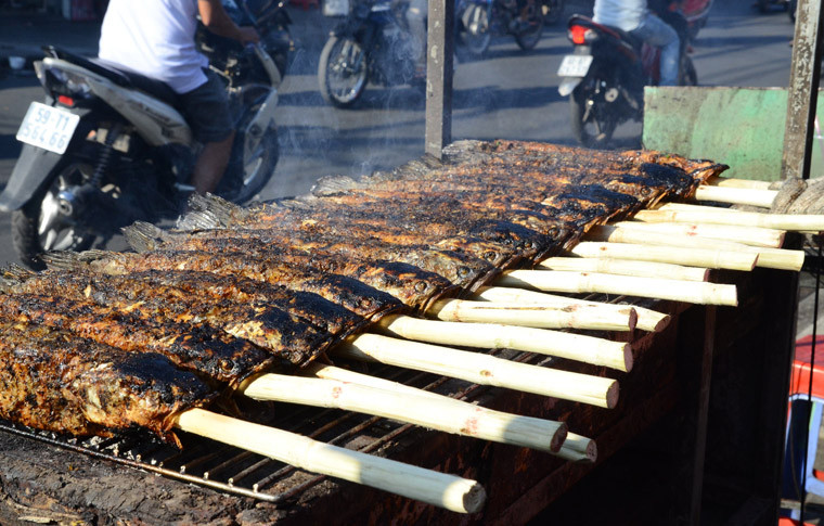 Thanh nien “ba dao” mua ca loc nuong via than tai tang ban gai ngay Valentine-Hinh-8