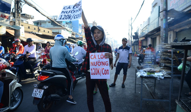 Thanh nien “ba dao” mua ca loc nuong via than tai tang ban gai ngay Valentine-Hinh-4
