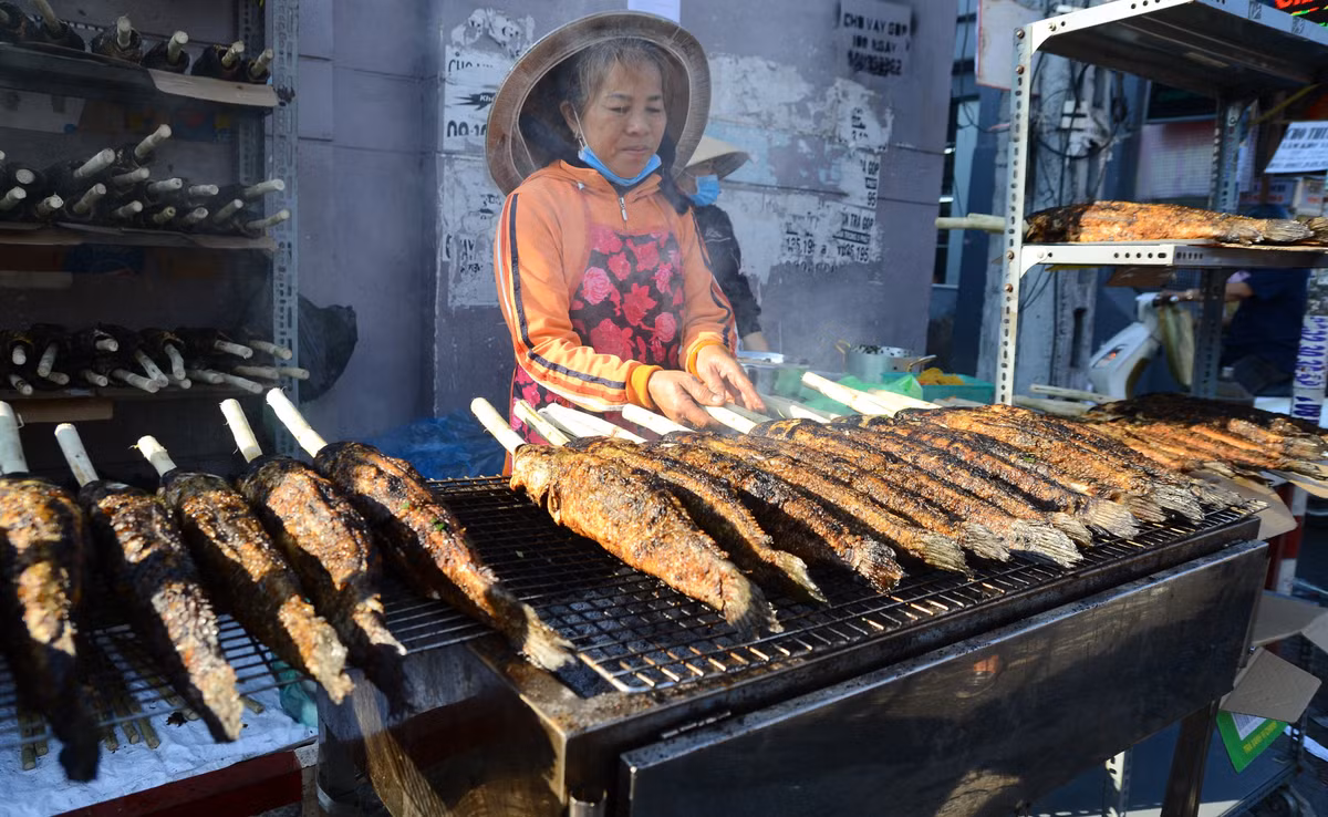 Thanh nien “ba dao” mua ca loc nuong via than tai tang ban gai ngay Valentine-Hinh-3