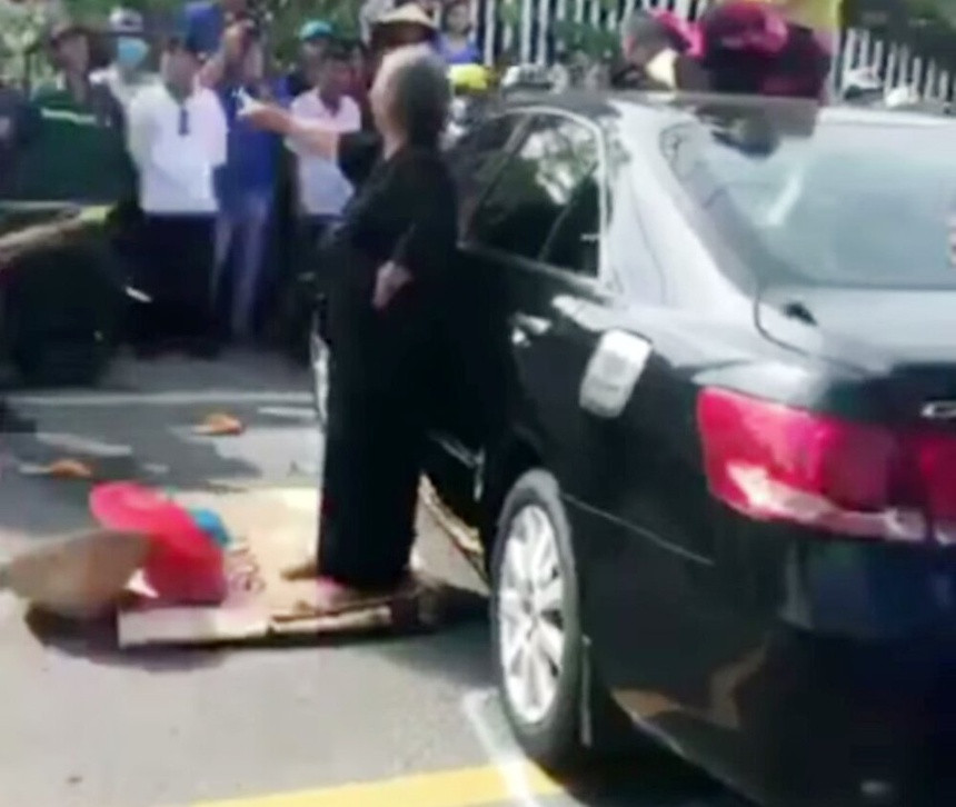 Nguoi dan ong dung xe Camry chan ngang quoc lo 1