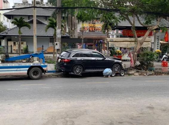 Ket luan vu nu tiep vien Vietnam Airline bi xe sang tong gan san bay Tan Son Nhat