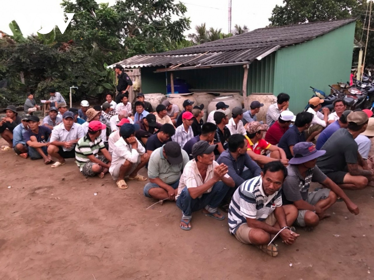  Phá trường gà “khủng” giữ 69 đối tượng cờ bạc: Công an tỉnh Tiền Giang ập một trường gà tại phần đất trống thuộc ấp Giồng Lãnh 2, xã Tăng Hòa, huyện Gò Công Đông phát hiện quả tang rất nhiều đối tượng đá gà ăn thua bằng tiền; đồng thời bao vây bắt giữ 69 đối tượng cờ bạc. Qua xác minh, tụ điểm cờ bạc do Ngô Văn Luận (54 tuổi) và Võ Minh Quang (27 tuổi) cùng ngụ xã Tân Thành, huyện Gò Công Đông đứng ra tổ chức. 