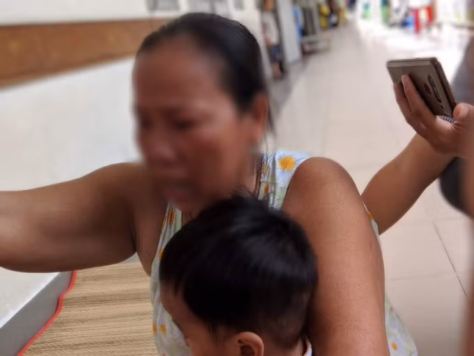  Mẹ bạo hành con gái 3 tuổi chấn thương sọ não: Theo bà Trần Thị P. mẹ ruột T.T.D. (SN 1995), ngày 27/11, bé C. sau khi đi vệ sinh thì chạy đi chơi nhưng do cháu để phân dính dép nên D. đã dùng tay tát thẳng vào mặt khiến bé C. té xuống nền nhà. Chưa dừng lại, D. tiếp tục nắm tóc, bạo hành. Sau đó, D. bồng con đi tắm rửa nhưng bé ngất xỉu. Thấy vậy, D. gọi điện cho bà P. đưa bé đi cấp cứu. Hiện, Công an quận 12, TP HCM đang tạm giữ D. để điều tra, làm rõ. 