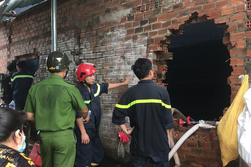  Dân tháo chạy vì cháy công ty ván ép sát bên: Trưa 26/11, lửa bất ngờ bùng phát dữ dội tại một cơ sở chuyên sản xuất ván ép (phường Uyên Hưng, thị xã Tân Uyên, Bình Dương). Do khu xưởng chứa nhiều vật liệu dễ cháy nên ngọn lửa lan nhanh khiến mọi nỗ lực dập lửa của người dân bất thành. Nhiều người dân hoảng sợ bỏ chạy ra ngoài, chỉ kịp di dời một số tài sản quan trọng. Nhận được tin báo lực lượng chức năng tới hiện trường nhanh chóng dập tắt đám cháy.