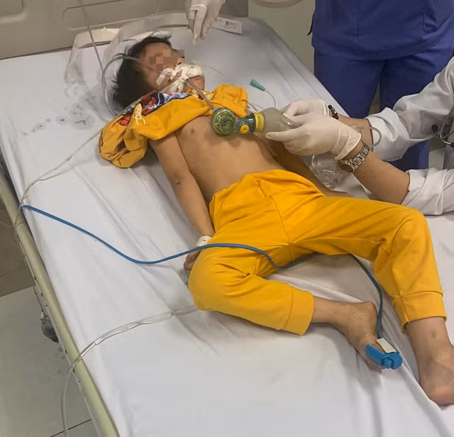  Lầm tưởng kẹo, bé trai 6 tuổi ăn phải thuốc diệt chuột: Em N.T.H (học sinh lớp 1A1 trường TH. Núi Đèo, thị trấn Núi Đèo, huyện Thủy Nguyên, Hải Phòng) trong lúc ở nhà, thấy gói thuốc diệt chuột dạng viên kẹo đã nhầm tưởng là kẹo nên lấy ăn. Sự việc không được phát hiện kịp thời, chỉ đến khi H. có biểu hiện co giật, các anh chị trong nhà mới biết và đưa em đi cấp cứu.