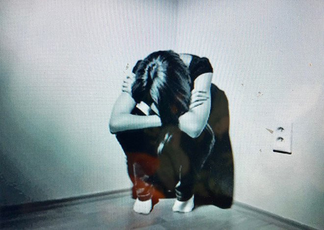 Bé gái 8 tuổi bị bảo vệ trường mẫu giáo xâm hại: Ngày 24/11, Nguyễn Văn Trương (là bảo vệ trường mẫu giáo xã Vang Qưới Tây, huyện Bình Đại, tỉnh Bến Tre) đến mở cổng vào trường trực một mình. Lúc này cháu T. (8 tuổi) và một số trẻ em khác ở gần vào sân trường chơi. Trương vào khu vực nhà vệ sinh của trường mở đèn, thấy cháu T. đi theo, Trương liền giở trò đồi bại với cháu bé tại khu vực nhà vệ sinh. Hôm nay, Công an tỉnh Bến Tre đã khởi tố, bắt tạm giam Trương.