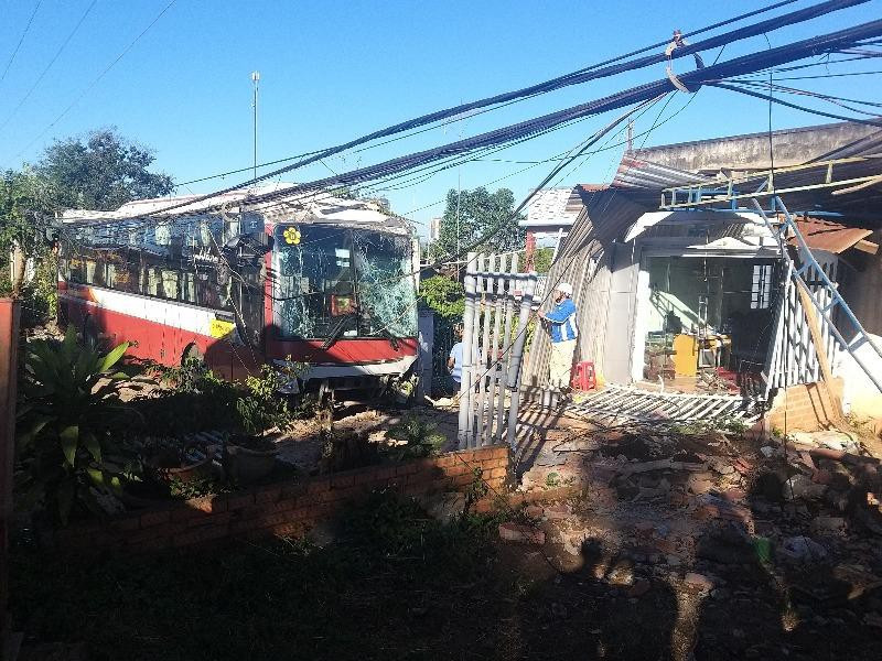  4. Xe khách giường nằm mất lái tông thủng nhà dân: Sáng 21/11, chiếc xe khách giường nằm 45 chỗ chạy tuyến cố định Sài Gòn - Đà Lạt, trên xe chở hơn 30 hành khách. Xe lưu thông trên Quốc lộ 20 theo hướng Sài Gòn- Đà Lạt, đến đoạn huyện Di Linh, tỉnh Lâm Đồng, thì bất ngờ mất lái, phóng sang bên kia đường và tông vào một nhà dân. Hậu quả, căn nhà cấp 4 bị tông thủng, chiếc xe gắn máy dựng trong nhà bị vỡ nát phần đầu...