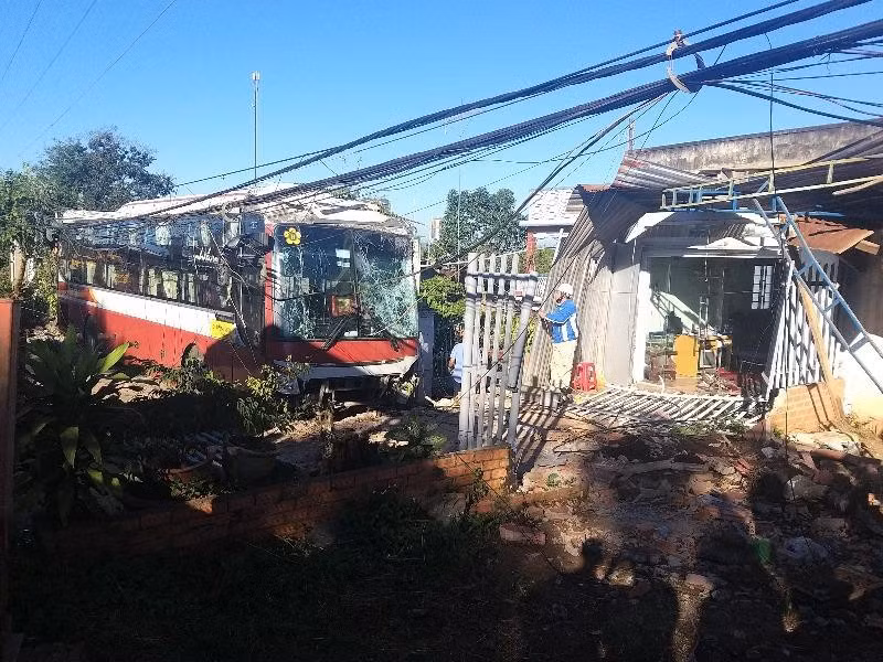  4. Xe khách giường nằm mất lái tông thủng nhà dân: Sáng 21/11, chiếc xe khách giường nằm 45 chỗ chạy tuyến cố định Sài Gòn - Đà Lạt, trên xe chở hơn 30 hành khách. Xe lưu thông trên Quốc lộ 20 theo hướng Sài Gòn- Đà Lạt, đến đoạn huyện Di Linh, tỉnh Lâm Đồng, thì bất ngờ mất lái, phóng sang bên kia đường và tông vào một nhà dân. Hậu quả, căn nhà cấp 4 bị tông thủng, chiếc xe gắn máy dựng trong nhà bị vỡ nát phần đầu...