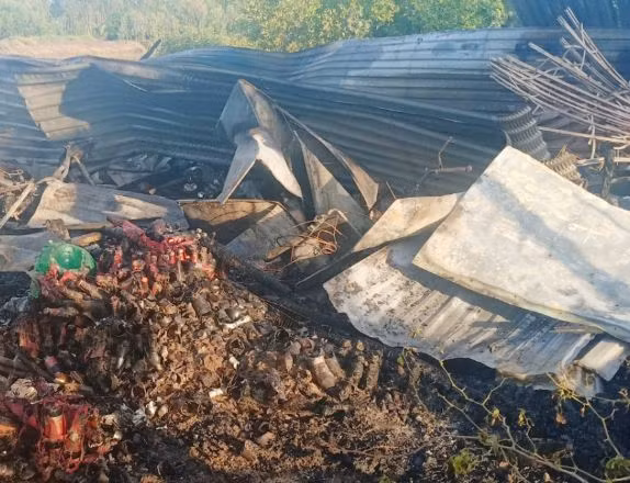  5. Cháy nhà nghi do chập điện, thiệt hại gần 300 triệu đồng: Khoảng 2h30 ngày 21/11, tại một căn nhà trên địa bàn xã Bình Trị, huyện Kiên Lương, Kiên Giang đã xảy ra một vụ cháy thiệt hại tài sản gần 300 triệu đồng. Nguyên nhân được xác định ban đầu là do chập điện. 