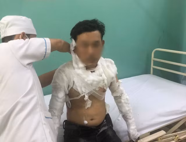  Tẩm xăng cướp ngân hàng TPBank ở Sài Gòn do nợ 200 triệu đồng đánh số đề: Lê Tấn Tài (SN 1984, ngụ tỉnh An Giang, trú tỉnh Long An) do nợ tiền số đề nên nảy sinh ý định cướp ngân hàng. Sáng 14/11, Tài đi xe máy từ huyện huyện Đức Hoà, tỉnh Long An lên TPHCM. Sau đó, Tài đi mua can xăng loại 5 lít bỏ trong ba lô. Đối tượng này gỡ biển số xe máy để trong cốp rồi chạy tới chi nhánh Ngân hàng TMCP Tiên Phong (TPBank) ở phường Bình Trị Đông B, quận Bình Tân, TPHCM