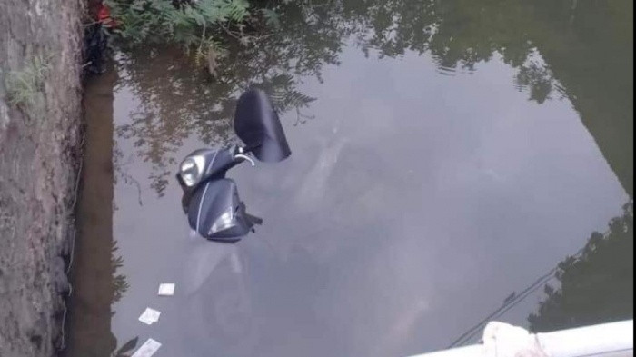 Vào thời điểm trên, một số người dân tá hỏa phát hiện 2 thanh niên tử vong bên cạnh xe máy BKS: 88B1 – 127.08 dưới suối Nhội, đoạn qua cầu Tre, xã Hồ Sơn, huyện Tam Đảo, tỉnh Vĩnh Phúc. 