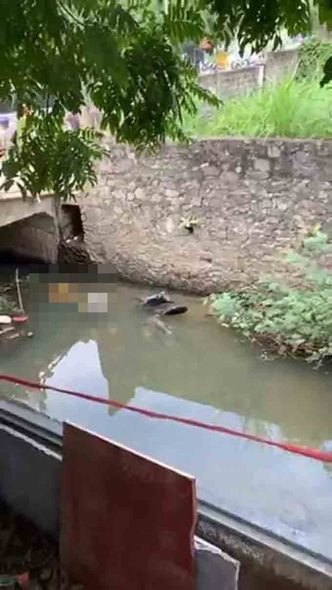 Theo nhận định của người dân, đây là khu vực cầu thiếu lan can bảo vệ, có thể 2 người này đi qua đây từ đêm qua (22/11).