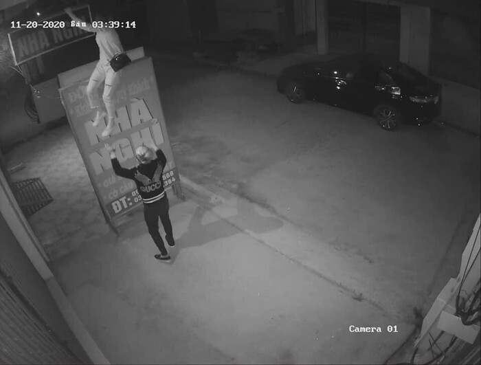 Vao nha nghi de... doi tinh nhan treo tu tang 4 xuong dat bung tien-Hinh-2