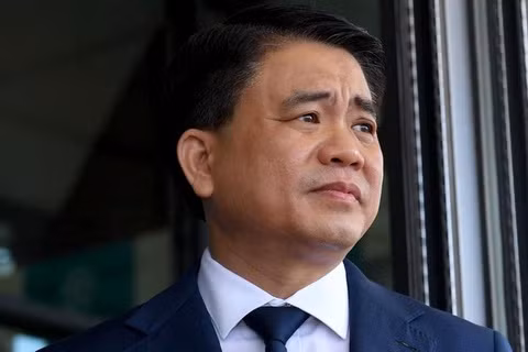  Đang làm rõ việc ông Nguyễn Đức Chung biết 10.000 USD cho công an: Quá trình điều tra vụ án chiếm đoạt tài liệu mật, Cơ quan an ninh điều tra phát hiện ông Nguyễn Đức Chung, cựu chủ tịch UBND TP Hà Nội, đã biếu 10.000 USD cho cán bộ của C03 - người được ông Chung nhờ thu thập tài liệu vụ Nhật Cường.