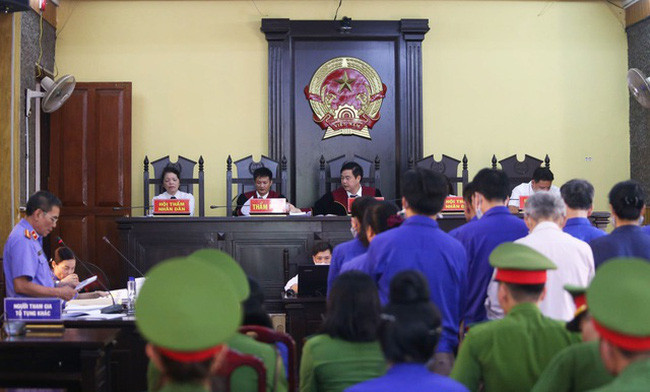 Tổng số tiền bị thu giữ là hơn 2,4 tỷ đồng. Trong đó, 990 triệu thu của Nguyễn Thị Hồng Nga; 440 triệu thu từ Cầm Thị Bun Sọn và 50 triệu đồng do người liên quan giao nộp. Ngoài ra, với số tiền 1 tỷ đồng do người nhà của Lò Văn Huynh giao nộp nhưng tại tòa xin được trả lại, HĐXX xác định đây là của hối lộ Huynh nhận từ Nguyễn Minh Khoa nên cần tịch thu để sung công quỹ. Đối với việc bị cáo Huynh đã trả lại 300 triệu, cấp sơ thẩm cũng kiến nghị truy thu nhận định đây là tiền bất chính.