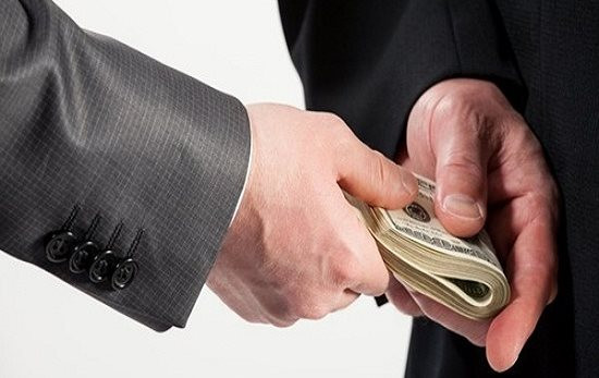  Đại tá, Chánh Thanh tra bị kết án 20 năm tù về tội nhận hối lộ: Ngày 26/3, Tòa án Quân sự Quân khu 7 đã tuyên phạt 20 năm tù đối với bị cáo Trần Quốc Dũng nguyên Đại tá, Chánh thanh tra Xét khiếu tố/Thanh tra Bộ Quốc phòng về tội “Nhận hối lộ”. Ảnh minh họa.