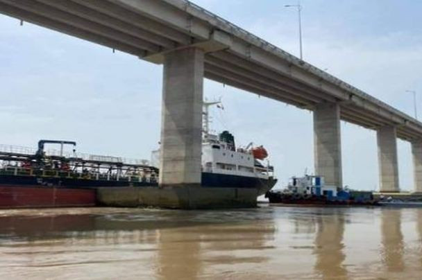  Thi thể nữ sinh mất tích 2 ngày nổi trên sông: Ngày 26/11, Công an thị xã Gò Công, tỉnh Tiền Giang đã tìm thấy thi thể L.N.C.T. (SN 1999, nữ sinh tại TP Hồ Chí Minh) trên sông Vàm Cỏ thuộc xã Bình Đông. Kết quả khám nghiệm tử thi không phát hiện thương tích trên thi thể nạn nhân. Được biết, nữ sinh này mất tích đã được 2 ngày. 