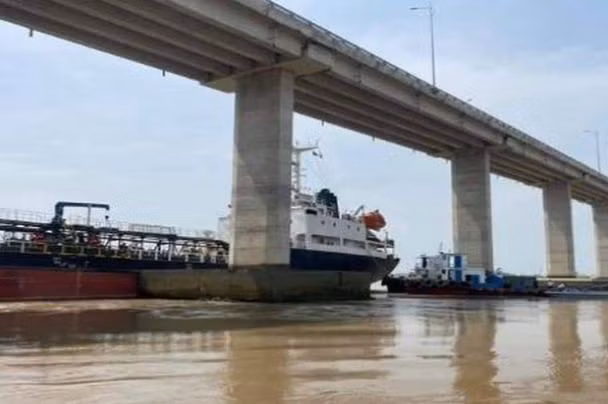  Thi thể nữ sinh mất tích 2 ngày nổi trên sông: Ngày 26/11, Công an thị xã Gò Công, tỉnh Tiền Giang đã tìm thấy thi thể L.N.C.T. (SN 1999, nữ sinh tại TP Hồ Chí Minh) trên sông Vàm Cỏ thuộc xã Bình Đông. Kết quả khám nghiệm tử thi không phát hiện thương tích trên thi thể nạn nhân. Được biết, nữ sinh này mất tích đã được 2 ngày. 