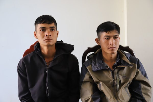  Hai anh em ruột trộm 42 bình ắc quy tại trạm phát sóng: Trần Anh Tùng (SN 1992) và Trần Anh Tài (SN 1994, là hai anh em ruột đều trú tại xã Đạ R’sal, huyện Đam Rông) đã lấy trộm tổng cộng 42 bình ắc quy tích điện ở trạm phát sóng của VNPT và Viettel tại huyện Đức Trọng, Lâm Hà và Đam Rông. Tùng và Tài vừa mãn hạn tù tháng 4/2020 về tội trộm cắp tài sản và buôn bán trái phép chất ma túy. Hôm nay Công an tỉnh Lâm Đông đang tạm giữ 2 đối tượng này để điều tra, làm rõ. 