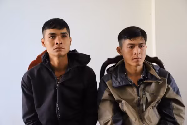  Hai anh em ruột trộm 42 bình ắc quy tại trạm phát sóng: Trần Anh Tùng (SN 1992) và Trần Anh Tài (SN 1994, là hai anh em ruột đều trú tại xã Đạ R’sal, huyện Đam Rông) đã lấy trộm tổng cộng 42 bình ắc quy tích điện ở trạm phát sóng của VNPT và Viettel tại huyện Đức Trọng, Lâm Hà và Đam Rông. Tùng và Tài vừa mãn hạn tù tháng 4/2020 về tội trộm cắp tài sản và buôn bán trái phép chất ma túy. Hôm nay Công an tỉnh Lâm Đông đang tạm giữ 2 đối tượng này để điều tra, làm rõ. 