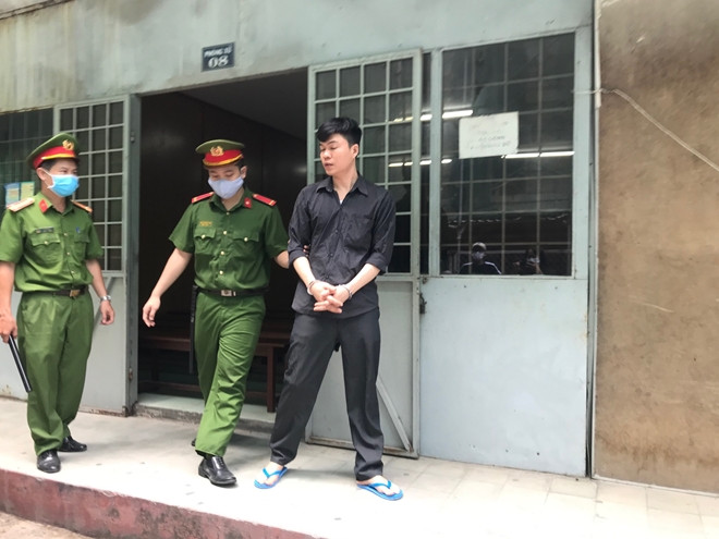  "Làm" các cây ATM báo lỗi phải sửa, nhân viên ngân hàng rút trộm 31 tỷ: Ngày 9/3, TAND TP Hồ Chí Minh đã tuyên phạt Nguyễn Anh Đạt (SN 1988, nguyên Tổ trưởng nghiệp vụ-phòng vận hành kho quỹ thuộc Ngân hàng TMCP Hàng Hải) 19 năm tù về tội “Trộm cắp tài sản”. Đồng thời buộc bị cáo cùng những người có liên quan liên đới bồi thường số tiền chiếm đoạt của ngân hàng. 