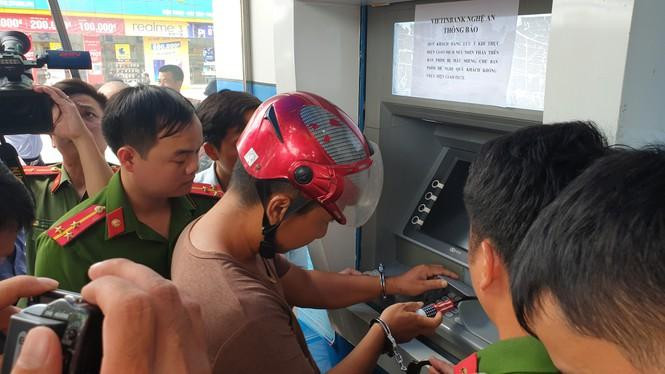  Làm giả thẻ ATM để rút trộm tiền ở Nghệ An: Ngày 11/9/2020, Công an tỉnh Nghệ An đã bắt giữ 3 đối tượng Yang Chang Cai (Dương Trường Tài, SN 1986), Denh Cong Cong (Đặng Công Thông, SN 1990) và Lian Yu (Luyện Vũ, SN 1985), cùng trú tại tỉnh Giang Tây, Trung Quốc có hành vi làm giả thẻ ATM để rút trộm tiền xảy ra trên địa bàn TP Vinh. 