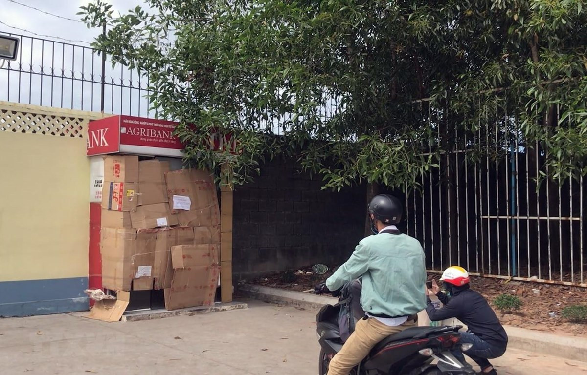 Kiểm tra bên trong cabin, bảo vệ phát hiện két sắt đựng tiền nằm ngổn ngang dưới nền, nhiều dụng cụ phá két sắt của đối tượng bỏ lại hiện trường. Qua trích xuất camera an ninh, lực lượng chức năng đã nhận diện được đối tượng. Bước đầu ghi nhận tài sản tại trụ ATM này không bị mất.