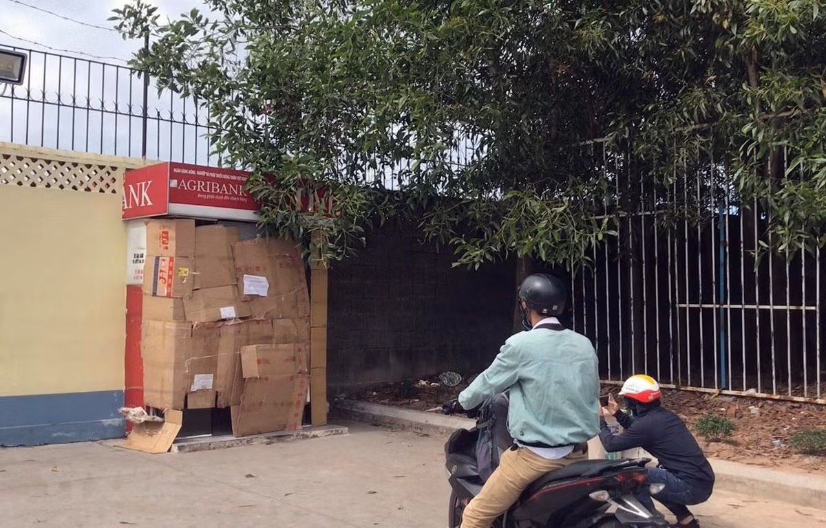 Kiểm tra bên trong cabin, bảo vệ phát hiện két sắt đựng tiền nằm ngổn ngang dưới nền, nhiều dụng cụ phá két sắt của đối tượng bỏ lại hiện trường. Qua trích xuất camera an ninh, lực lượng chức năng đã nhận diện được đối tượng. Bước đầu ghi nhận tài sản tại trụ ATM này không bị mất.