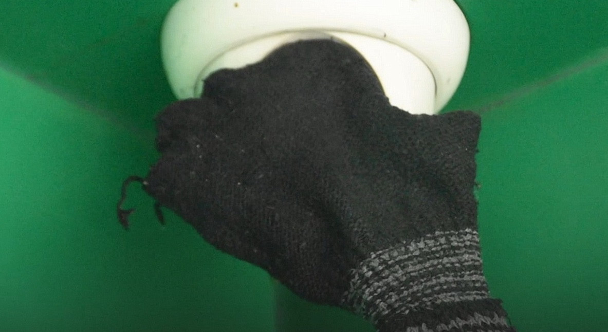 Kiểm tra máy ATM tại hiện trường thì thấy 1 hòn đá lớn đối tượng dùng để cạy cửa. Camera an ninh phía góc trên bị đối tượng dùng găng tay bằng len bịt lại. Đối tượng chưa kịp lấy tiền thì bị phát hiện nên bỏ chạy. 