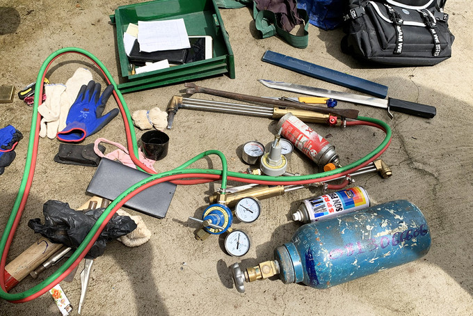 Đạt đứng ngoài canh chừng, Nghĩa dùng đèn khò cắt phá cây ATM trước phòng giao dịch. Sau gần 45 phút, Nghĩa cắt được một ô của tấm thép dày bảo vệ phía sau cây ATM, song không thể tiếp cận được hộc tiền chứa một tỷ đồng, đành bỏ cuộc. Đến ngày 9/10, 2 đối tượng này đã bị Công an bắt giữ. 