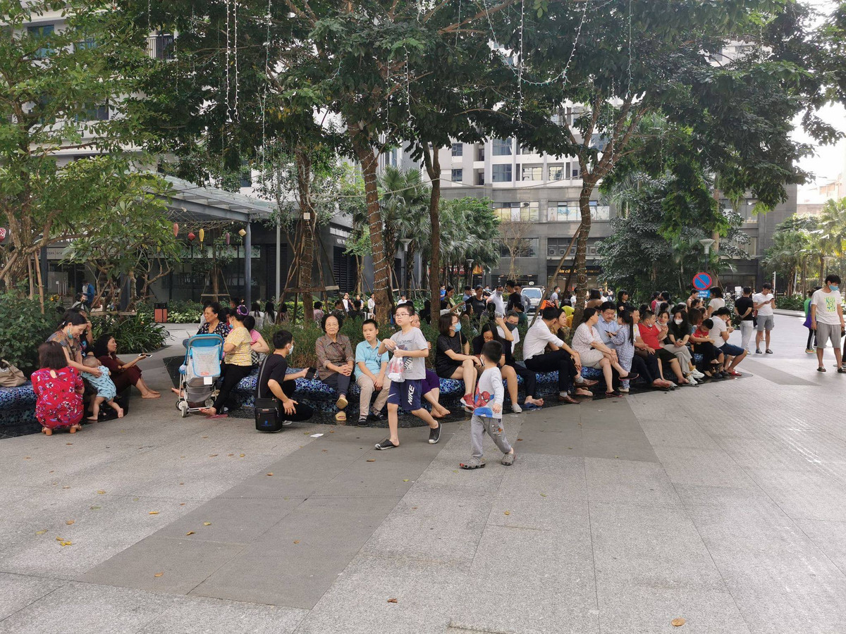 Theo chị Ph., thời điểm cháy, chị không nghe thấy hệ thống báo cháy cảnh báo mà chỉ ngửi thấy khét, khi ra ngoài thì thấy lửa và khói đen bao trùm nên tháo chạy. Một người dân khác cho biết, khi nghe thông tin cháy, nhiều người chỉ kịp ôm con tháo chạy. Hỏa hoạn xảy ra khiến rất đông cư dân người sinh sống tại tòa nhà hoảng loạn tháo chạy xuống sân chung cư.