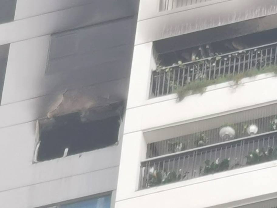 Ngay khi nhận được tin, hàng chục bảo vệ tòa nhà đã có mặt, đồng thời lực lượng chữa cháy cũng nhận được thông tin cử nhiều cán bộ và xe chữa cháy đến hiện trường.