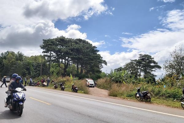  7. Người đàn ông bị xe máy đè tử vong bên quốc lộ: Ngày 23/11, người dân đi đường phát hiện nạn nhân N. nằm bên vệ đường xã Cư Kpô, huyện Krông Búk, Đắk Lắk) trong tình trạng bị một xe máy đè lên người. Nạn nhân được xác định là B.T.N (SN 1984, trú xã Pơng Đrang, huyện Krông Búk).