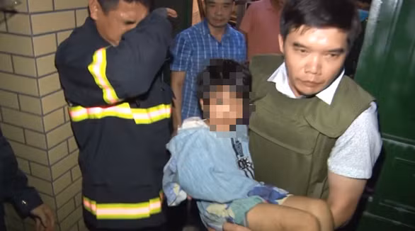  Cha bạo hành con gái 6 tuổi đến gãy tay: Ngày 5/9, bà Lê Thị Hương (78 tuổi, ở khu phố Tân Lập, phường Đình Bảng, thị xã Từ Sơn, tỉnh Bắc Ninh) nghe tiếng gào thét, cầu cứu của cháu nội là A. (6 tuổi) tại nhà con trai bà là Đặng Trung Kiên. Nghe tiếng kêu cứu của cháu, bà Hương gọi cửa nhưng Kiên không mở. Bà Hương Công an giải cứu cháu A. Sau đó, Công an đã giữ Kiên, đồng thời đưa cháu A. đi viện.