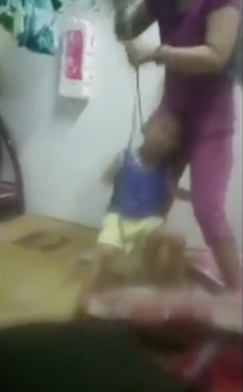 Sau khi đánh bé và gào thét khiến mất sức, người phụ nữ này lại tiếp tục dùng tay bế bé trai lên cao rồi ném xuống nền nhà, mặc cho bé gào khóc thảm thiết. Được biết trước đó, T. từng bị xử phạt hành chính về hành vi đánh đập con cái. 