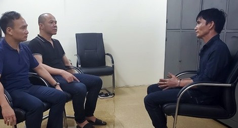 Tại Bệnh viện Đa khoa thị xã Từ Sơn, theo kết luận của bác sĩ, khắp cơ thể cháu A. có nhiều vết bầm tím, tập trung nhiều ở vùng lưng, cánh tay phải gãy 1/3 giữa xương. Cơ quan công an xác định Kiên đã đánh đập, bạo hành cháu A. nhiều ngày. 