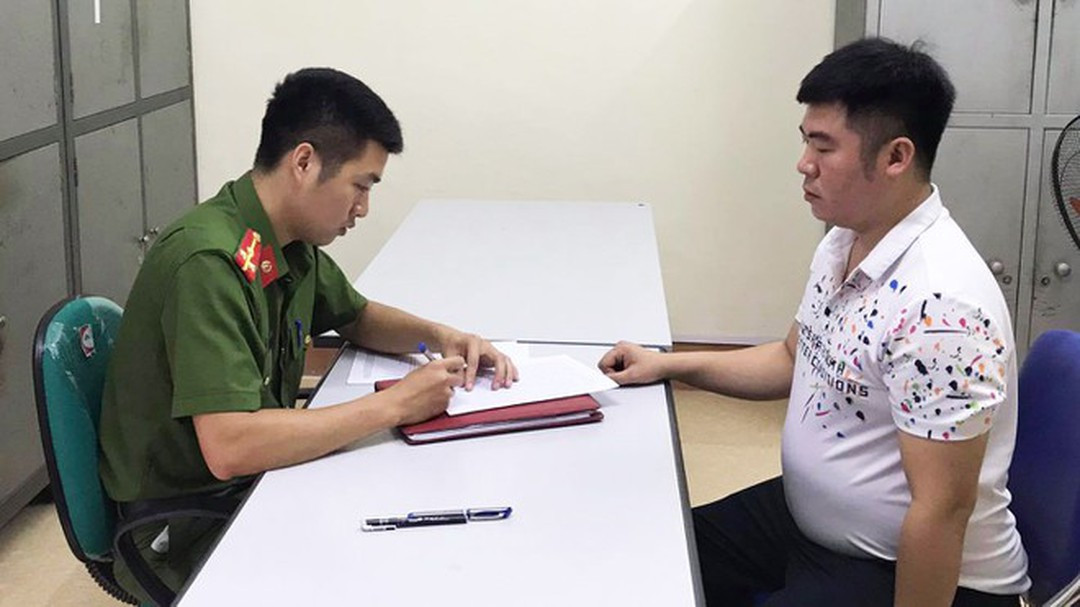 Tuy nhiên, đúng lúc đó, bố của bé C.T là ông Hoàng Văn H. đến đón con. Khi thấy con khóc đã có hỏi giáo viên phụ trách lớp và khi biết lý do đã buông những lời không hay với bé B.A. Chưa dừng lại ở đó, vị phụ huynh này còn tiếp tục đánh, giật tóc, tát vào đùi, sau đó bắt bé B.A xin lỗi rồi đón con ra về. 