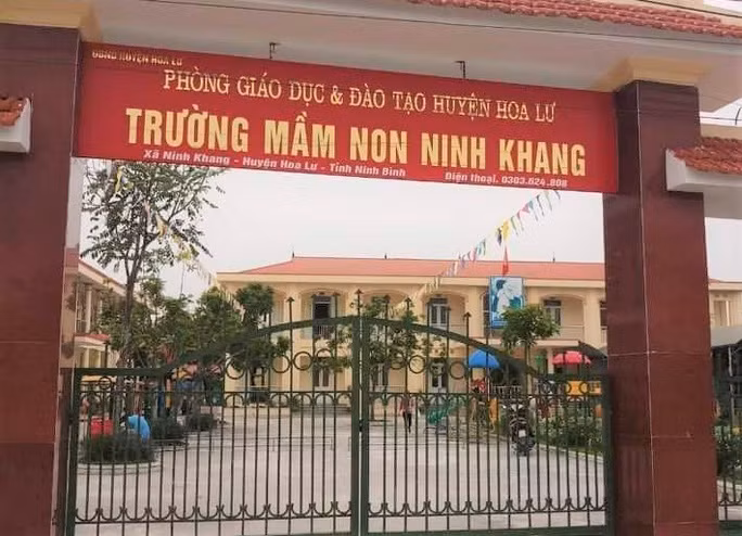  Trẻ mầm non 15 tháng tuổi bị giáo viên bạo hành trong nhà vệ sinh: Ngày 10/11, tại lớp 2 tuổi B, Trường Mầm non Ninh Khang, huyện Hoa Lư, tỉnh Ninh Bình. Một cháu bé bị giáo viên bạo hành trong phòng vệ sinh của lớp học. Đáng nói, thời điểm này có một giáo viên khác cùng đứng lớp và chứng kiến sự việc nhưng không có động thái can ngăn, thờ ơ trước sự việc trên. 