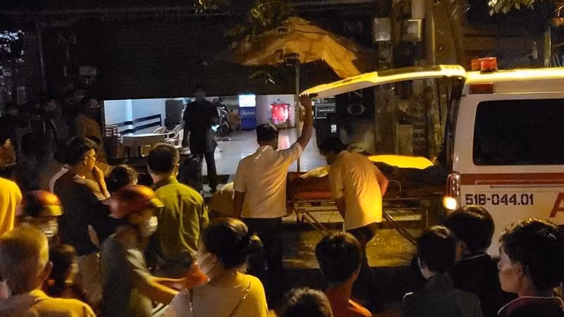 Co giao tieu hoc tu vong trong tu the treo co canh thi the con trai