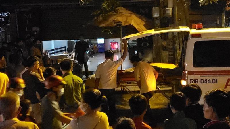 Co giao tieu hoc tu vong trong tu the treo co canh thi the con trai