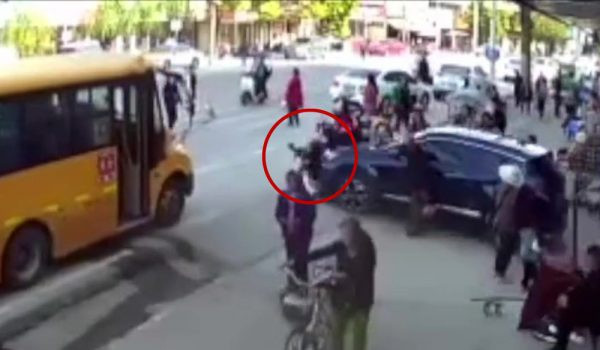 Giao vien dap nham chan ga khien mot hoc sinh tu vong