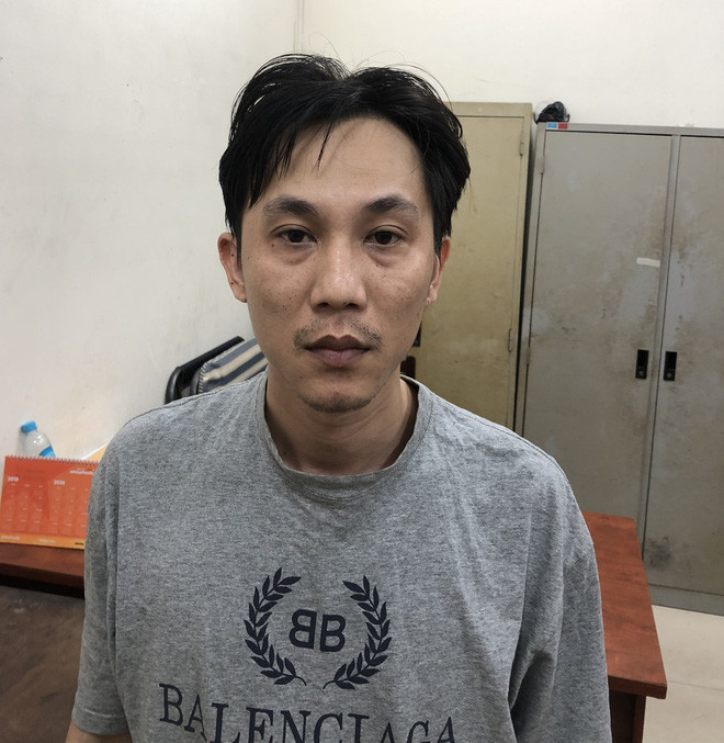  Đâm bạn tình đồng tính vì... không được quan hệ: Sáng 18/11, trong lúc cả 2 ở trên gác, Hồ Thanh Phông (SN 1989, trú Bình Thạnh, TP HCM) đòi quan hệ tình dục với T.M.K (SN 2000, quê Hậu Giang) nhưng K. phản kháng bật dậy, lấy 2 tay bóp cổ Phông. Phông phản kháng lại dùng cây kéo đâm vào người K. Bị đâm trọng thương. K bỏ chạy từ trên gác xuống nhà dưới và được mọi người đưa vào bệnh viện. Hiện K. đã qua cơn nguy kịch. Hôm nay, Công an quận Bình Thạnh đã tạm giữ Phông để điều tra về hành vi “Cố ý gây thương tích”. 