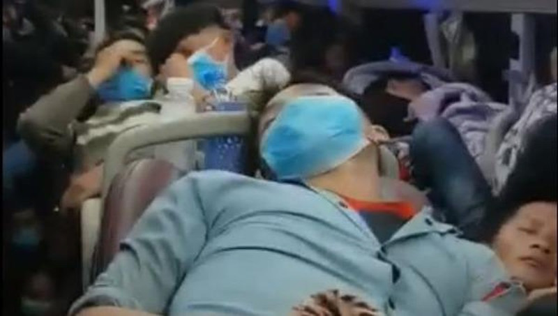  Xe giường nằm 44 chỗ "nhét" 92 khách: Đêm 19/11, lực lượng CSGT trạm Ngọc Hồi đang làm việc tại khu vực đèo Lò Xo, huyện Đăk Glei, tỉnh Kon Tum) đã kiểm tra xe khách giường nằm BKS: 47B-02213 (nhà xe Bình Minh) chạy hướng từ Bắc vào tỉnh Đắk Lắk. Tổ công tác phát hiện chở quá số người quy định. Qua kiểm đếm, xe khách nhồi nhét 92 người, trong khi theo thiết kế chỉ có 44 giường nằm.