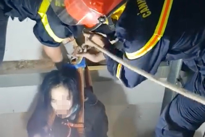  Cứu một phụ nữ kẹt trong giếng thang máy ở TP HCM: Sáng 24/11, người phụ nữ khoảng 32 tuổi bất cẩn rơi xuống giếng thang máy ở độ sâu hơn 4 m, trong căn nhà tại địa chỉ 407 Sư Vạn Hạnh, phường 12, quận 10, TP.HCM. Các chiến sĩ đu dây xuống giếng thang máy và đưa người phụ nữ ra ngoài an toàn sau 5 phút. 