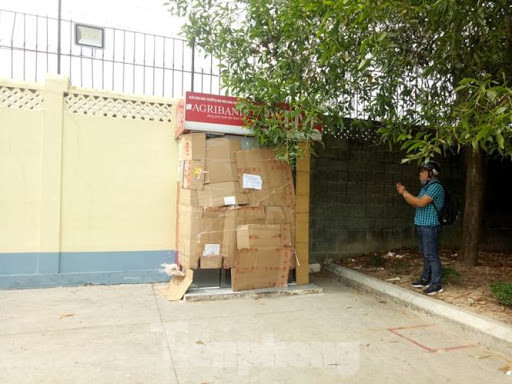  Trụ ATM gần trụ sở công an bị trộm đập phá: Khoảng 2h sáng 24/11, một ngươi đàn ông bịt mặt đập phá trụ ATM, phường Hòa Phú, TP Thủ Dầu Một, tỉnh Bình Dương để trộm tiền. Tuy nhiên, trong lúc hành động thì phát ra tiếng chuông báo động. Người đàn ông này nhanh chóng rời khỏi hiện trường. Công an quan chức năng đang điều tra, truy tìm thủ phạm. 